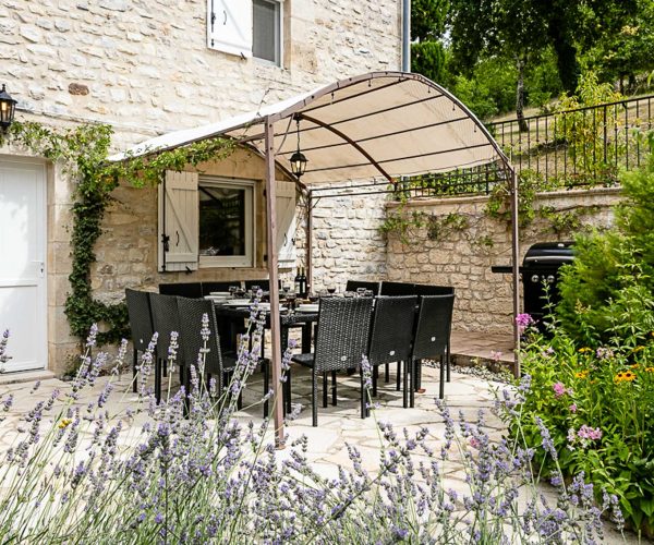 Table-Exterieure-12-chaises-de-la-Villa-Le-Prieure-du-Lot-65-2