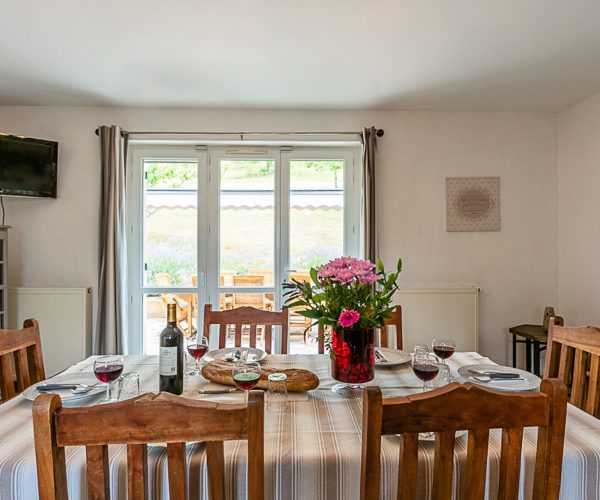 Table-Interieure-RDC-6-chaises-de-la-Villa-Le-Prieure-du-Lot-vue-sur-terrasse-et-vallee-73-2